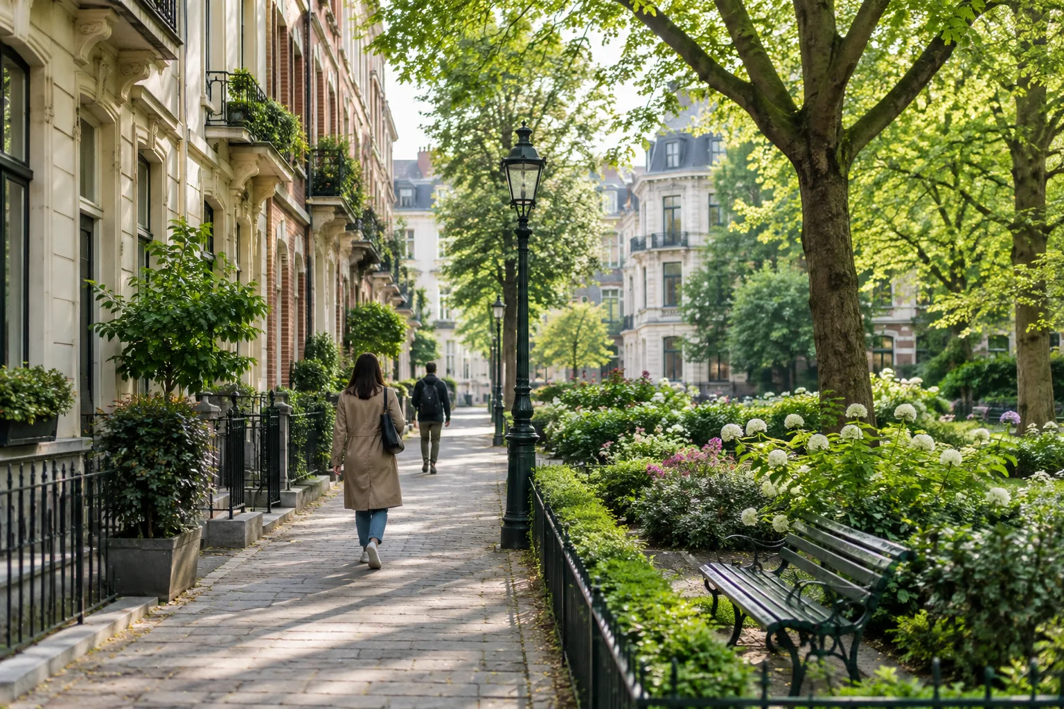 Une rue de quartier bordée de façades anciennes et d’arbres, propice à une promenade.