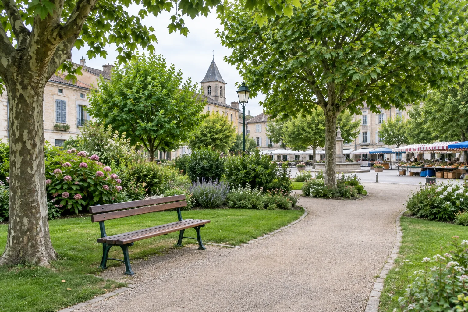 Un chemin traverse un jardin public avec des arbres, un banc et des étals au loin.